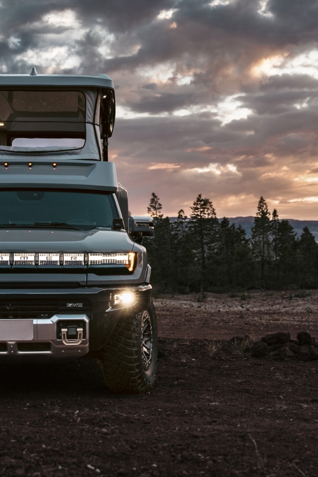 Автомобиль GMC HUMMER EV EarthCruiser 2024 года на фоне неба