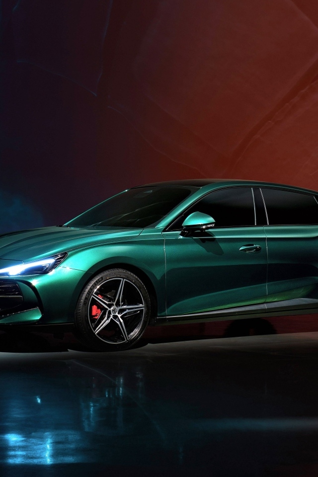 Большой зеленый автомобиль MG 7 Trophy