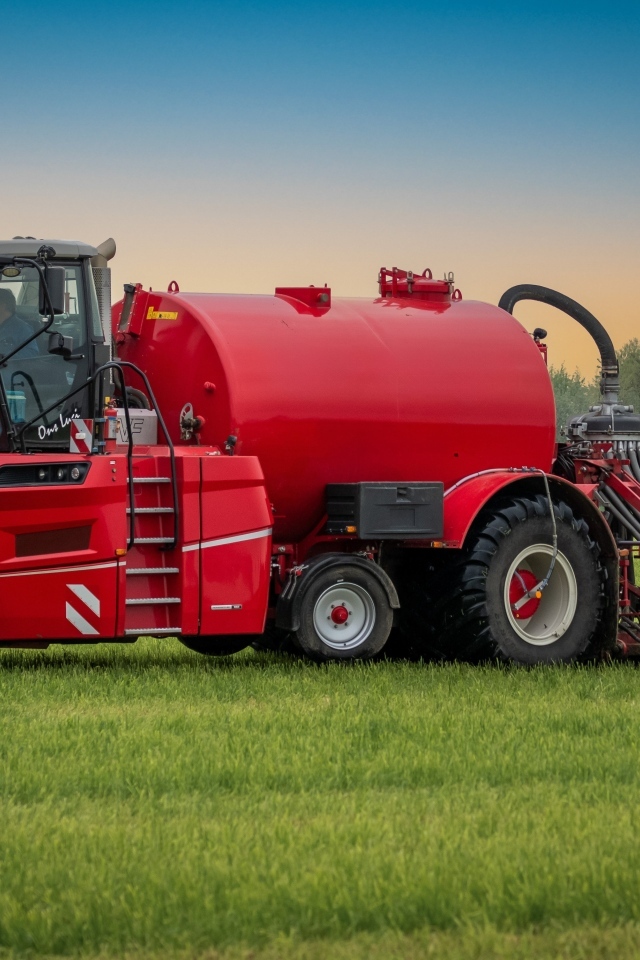 Большой красный комбайн на поле