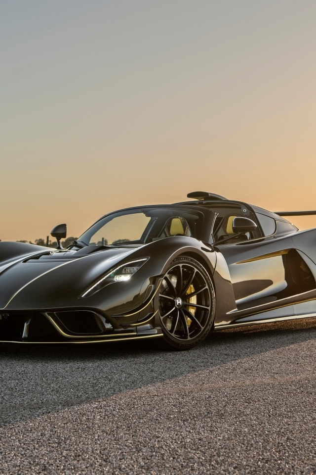 Черный спорткар Hennessey Venom F5 Revolution Roadster 2023 года