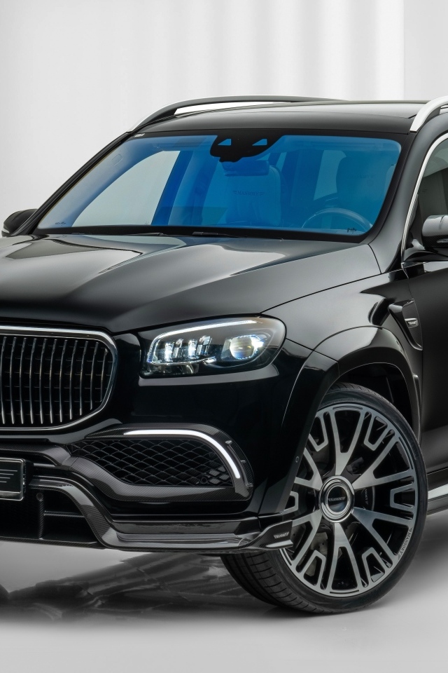 Черный автомобиль Mansory Mercedes-Maybach GLS 600