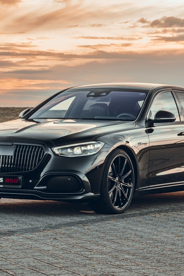 Автомобиль Brabus 850 2023 года на фоне заката