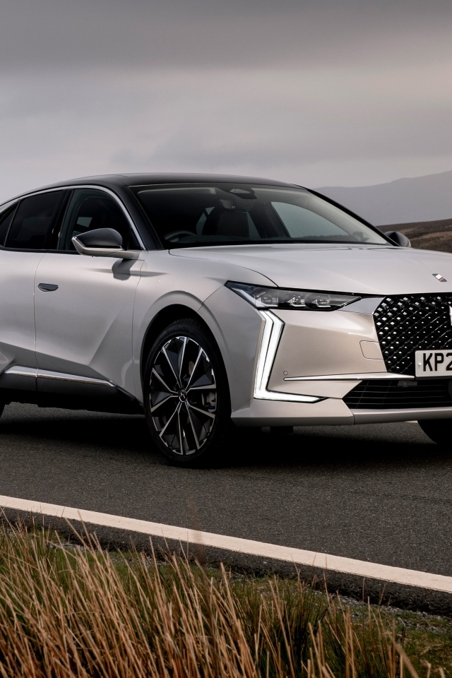 Автомобиль  DS 4 E-Tense Rivoli на дороге