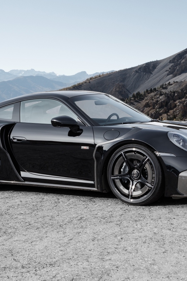 Дорогой черный автомобиль  Brabus 900 Rocket R