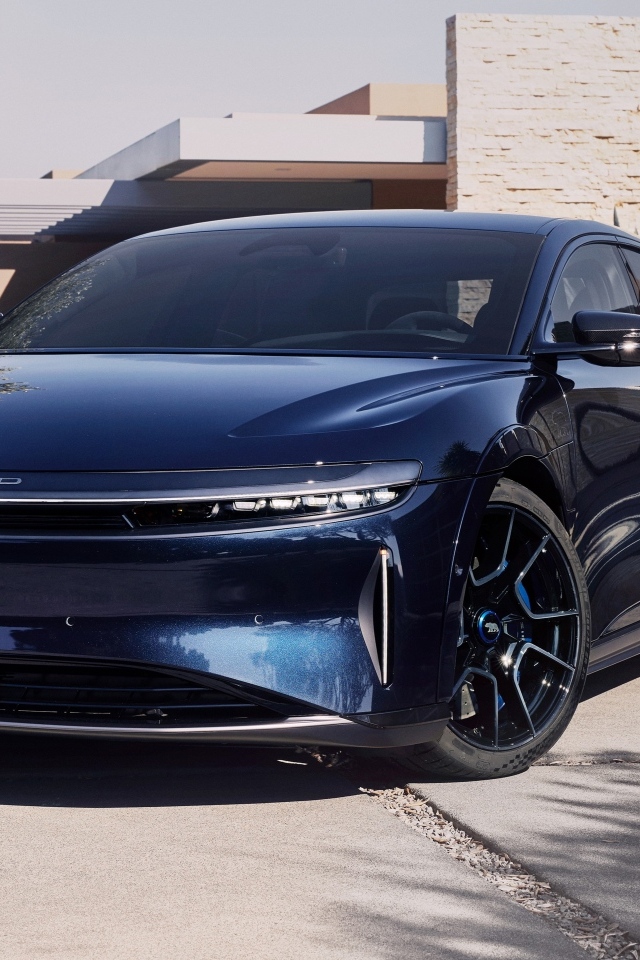 Дорогой автомобиль Lucid Air Sapphire 2023 года