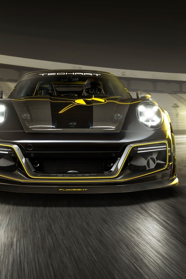 Быстрый автомобиль TechArt GTstreet R Flyweight 2023 года на трассе