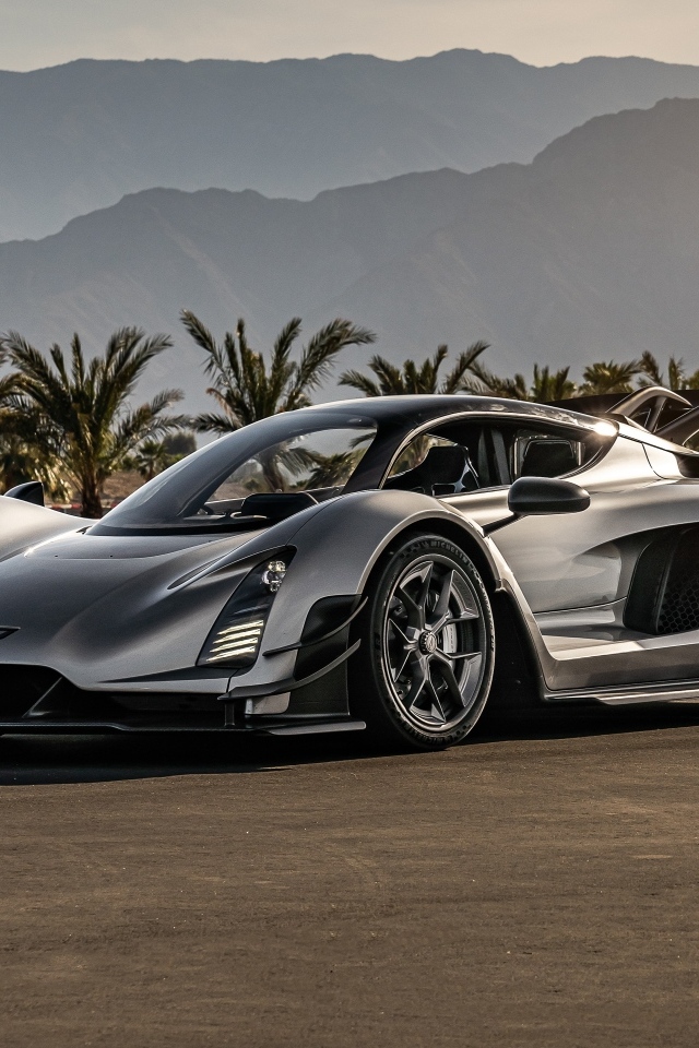 Быстрый автомобиль Czinger 21C на фоне пальм