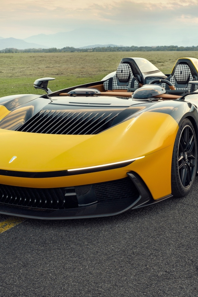 Быстрый дорогой автомобиль Pininfarina B95 Prototipo 2023 года на дороге