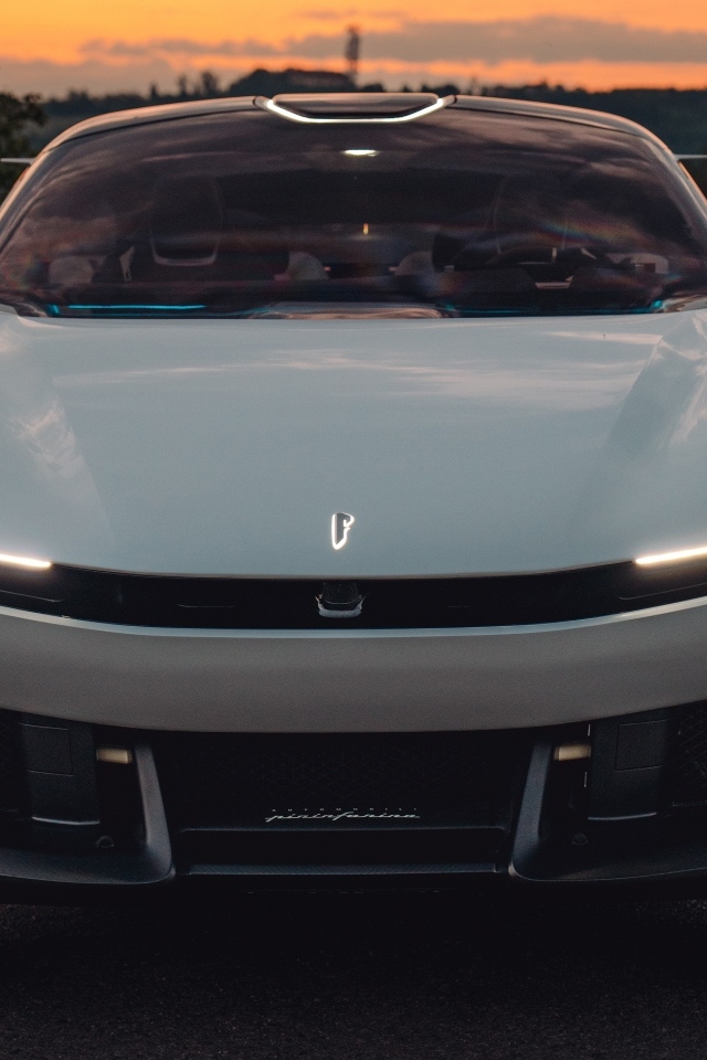 Вид спереди на автомобиль Pininfarina PURA Vision