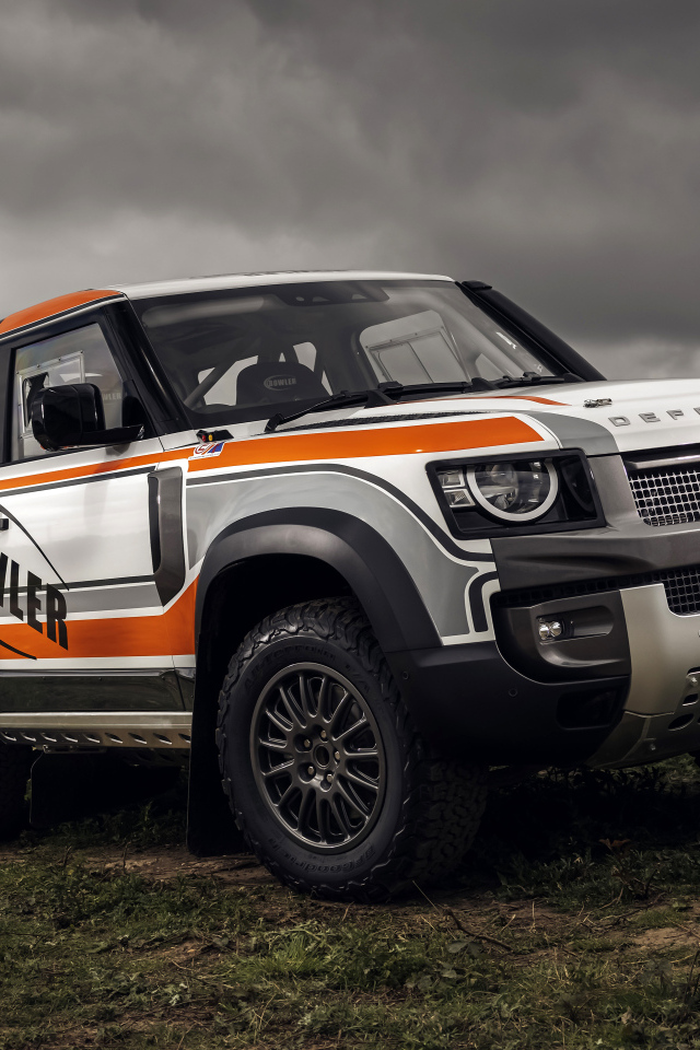Большой внедорожник  Defender Challenge Car 2022 года на фоне грозового неба 