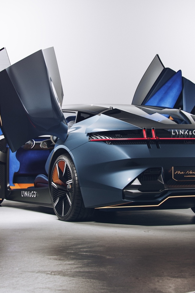 Спортивный автомобиль Lynk & Co с открытыми дверями