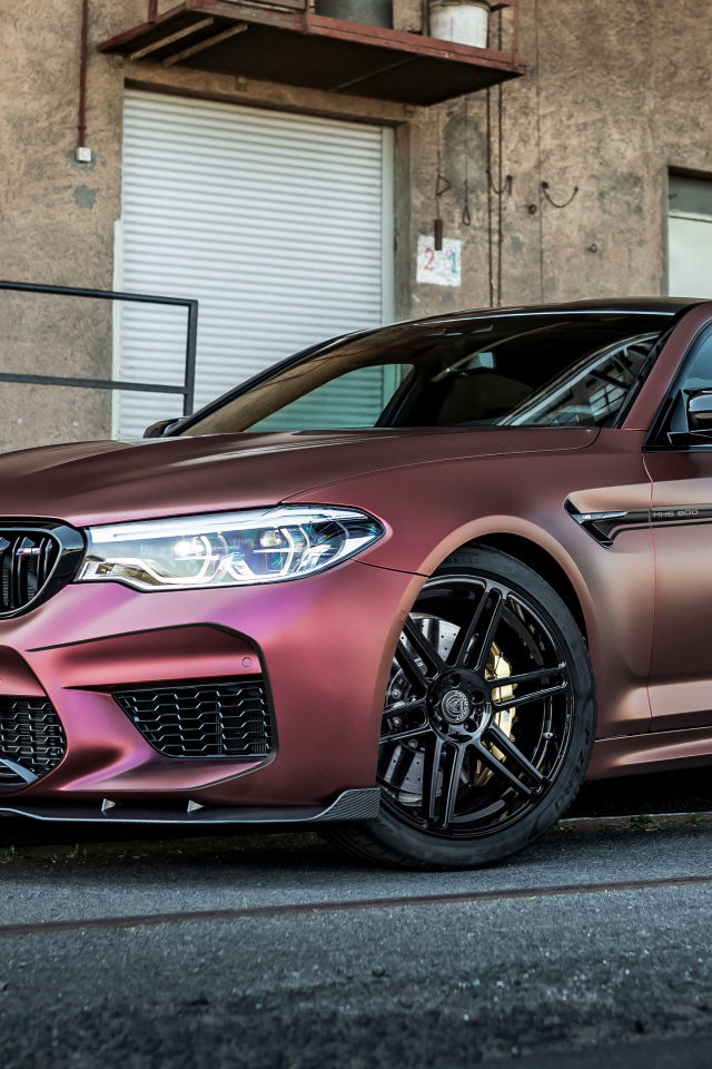 Автомобиль Manhart MH5 800 у дома 