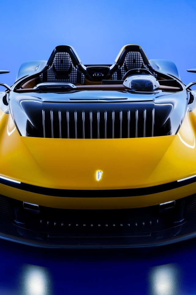 Новый автомобиль  Pininfarina B95 Prototipo 2023 года на синем фоне