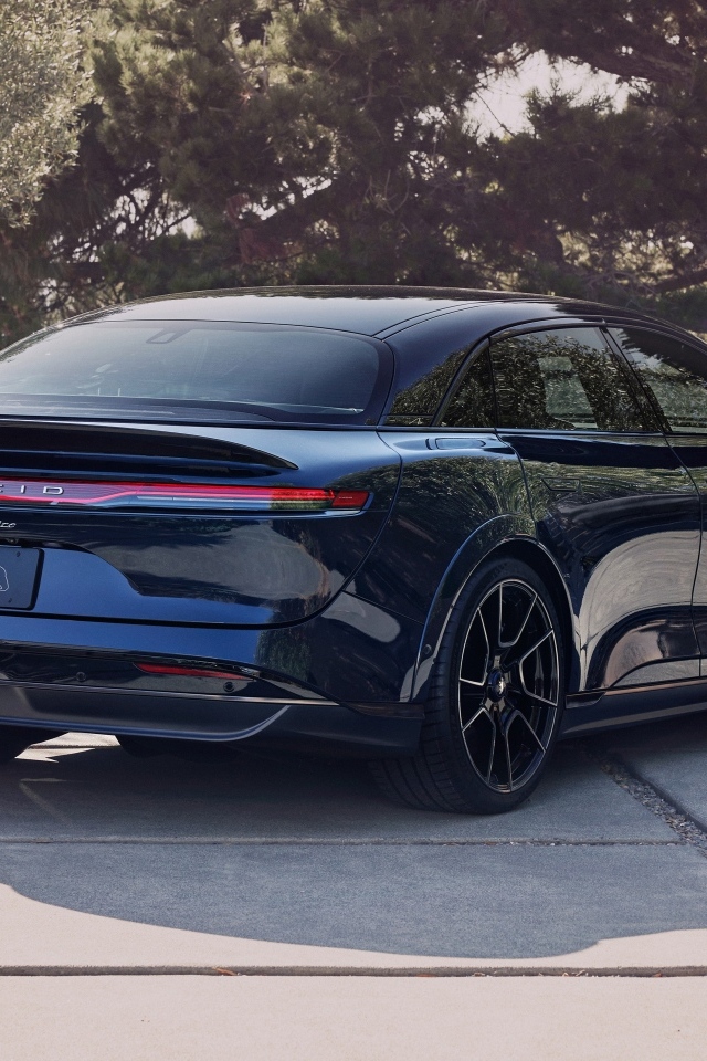 Вид сзади на автомобиль Lucid Air Sapphire 2023  года