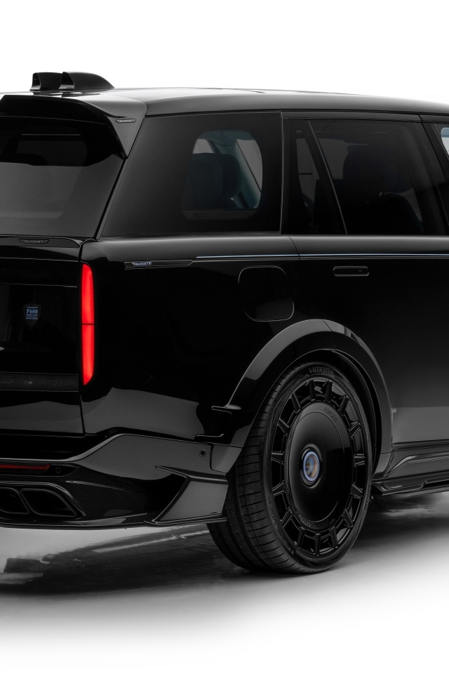 Вид сзади на черный внедорожник Mansory Range Rover SV LWB Heritage 2023 года