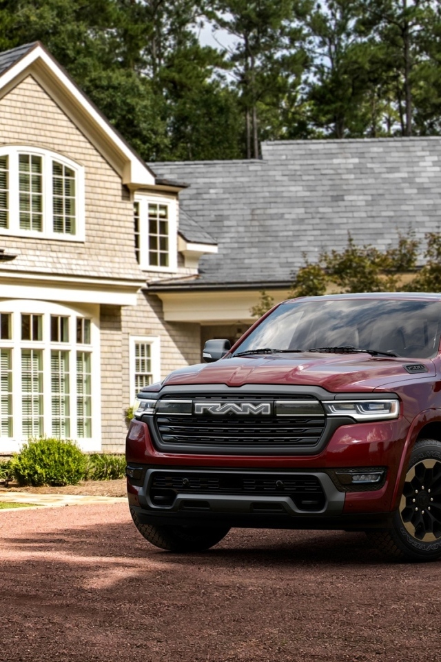 Красный пикап Ram 1500 Ramcharger Laramie 2025 года у дома