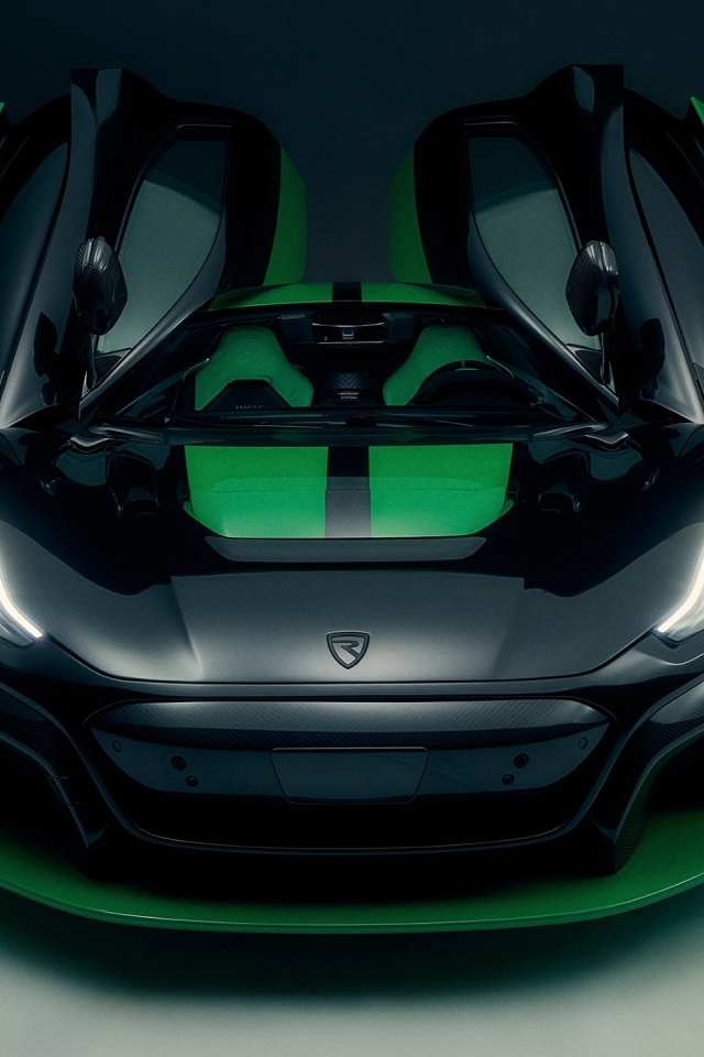 Автомобиль Rimac Nevera Time Attack 2023 с открытыми дверями