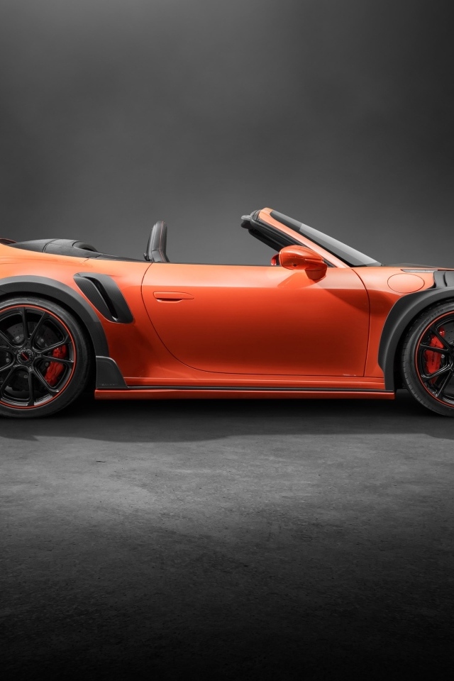 Вид сбоку на красный кабриолет TechArt GTstreet R