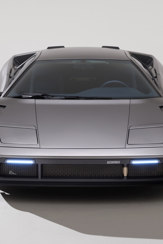 Серебристый автомобиль Eccentrica Restomod 2023 года