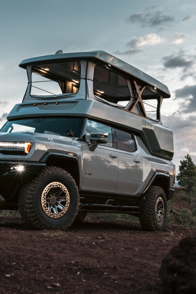 Серебристый внедорожник HUMMER EV EarthCruiser 2024 года