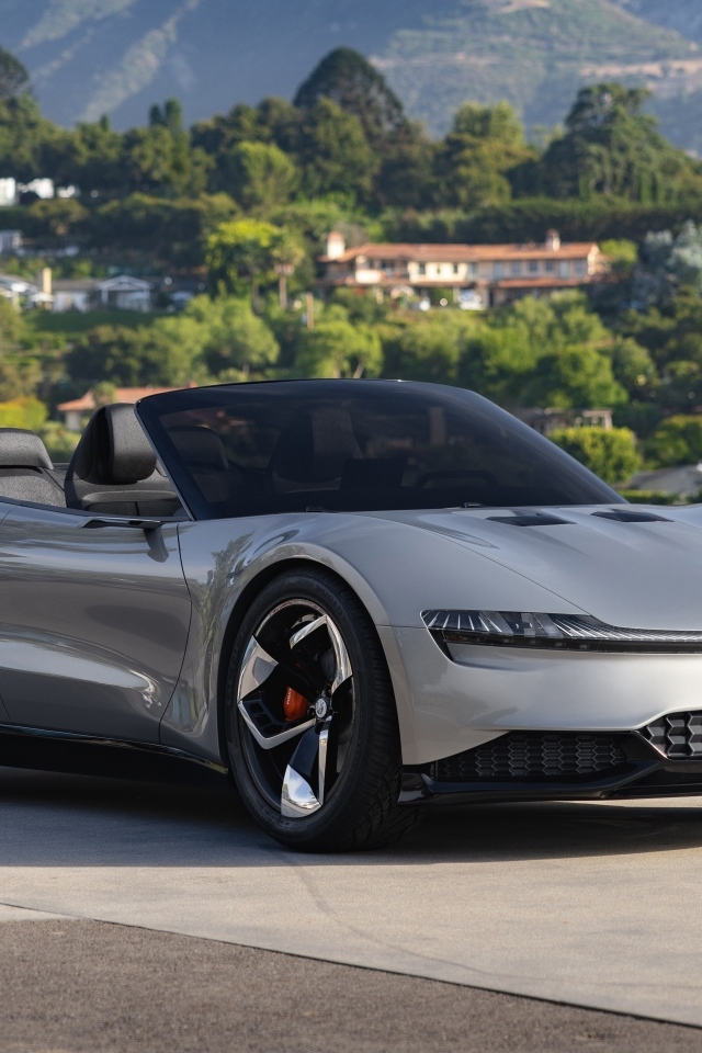 Серебристый автомобиль Fisker Ronin