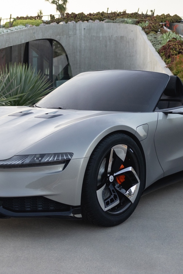 Серебристый спортивный автомобиль Fisker Ronin