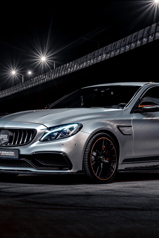 Серебристый автомобиль Performmaster C 63 V8 под мостом