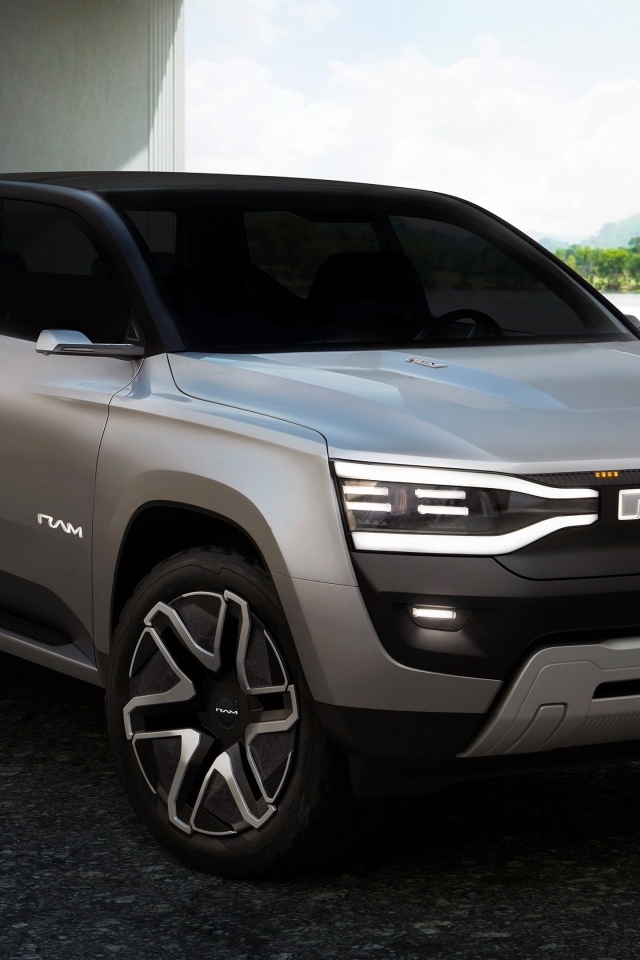 Серебристый Ram 1500 Revolution BEV Concept 2023 вид спереди