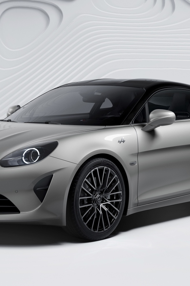 Серебристый автомобиль Alpine A110 GT