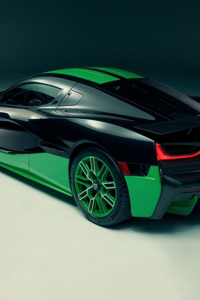 Спортивный автомобиль Rimac Nevera Time Attack 2023 на сером фоне