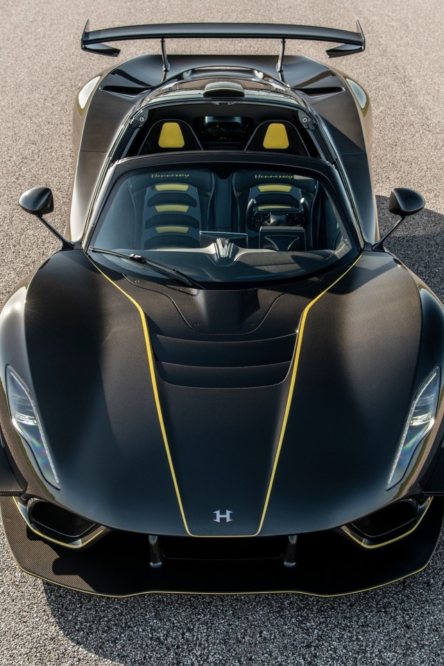 Вид сверху на спортивный автомобиль Hennessey Venom F5 Revolution Roadster 2023 года
