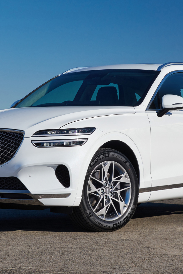 Белый Genesis GV70 2.5T на фоне неба 