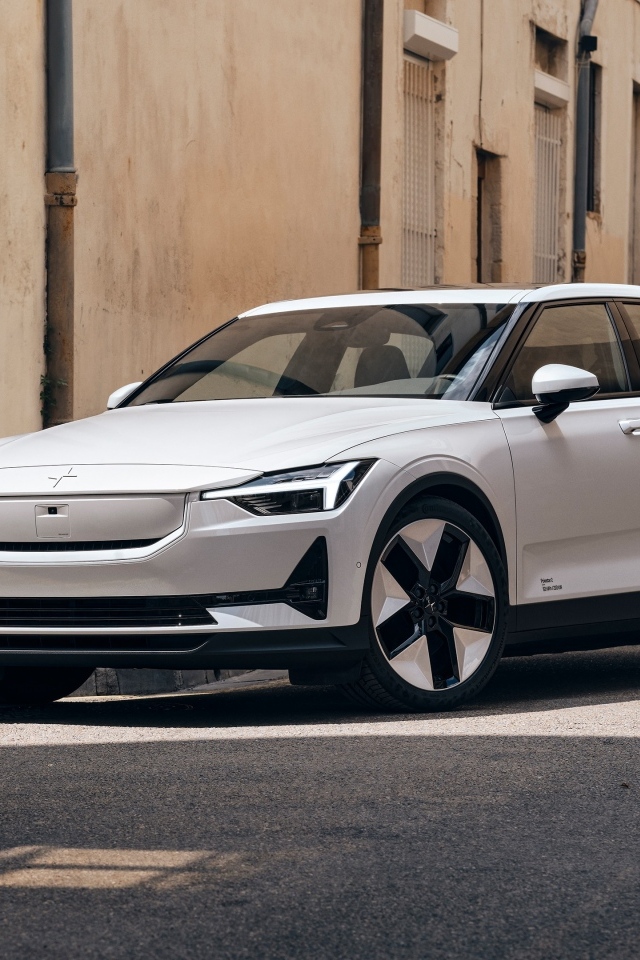 Белый автомобиль Polestar 2 2023 года