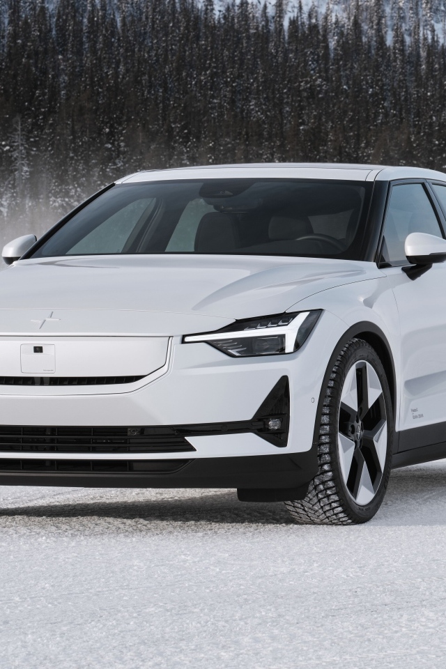 Белый автомобиль Polestar 2 на снегу