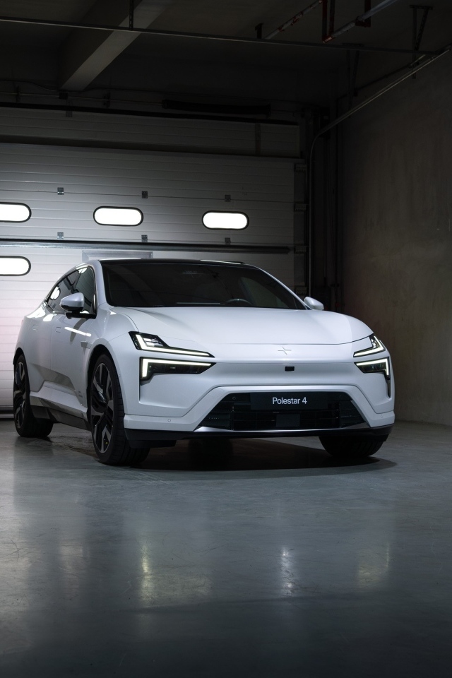 Белый автомобиль Polestar 4