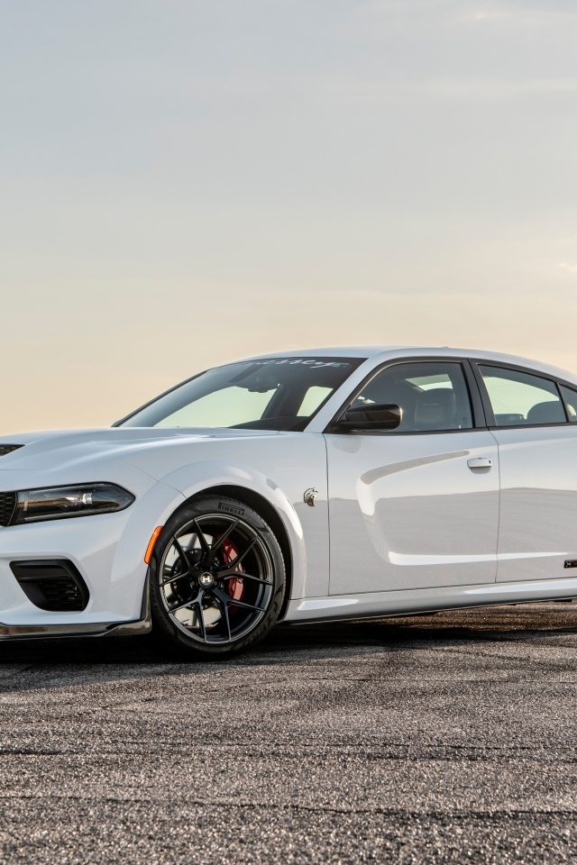Белый автомобиль Hennessey Charger H1000 Last Stand