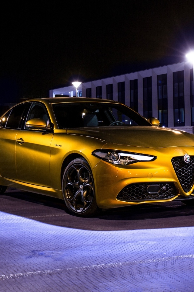 Золотистый автомобиль Alfa Romeo Giulia Veloce Q2