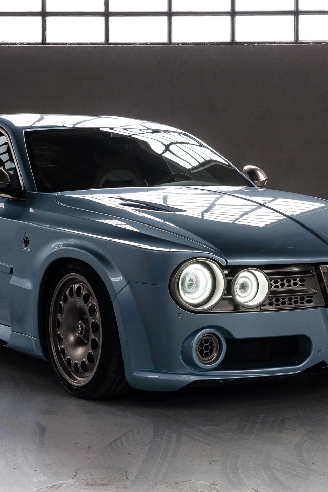 Серый автомобиль Alfa Romeo