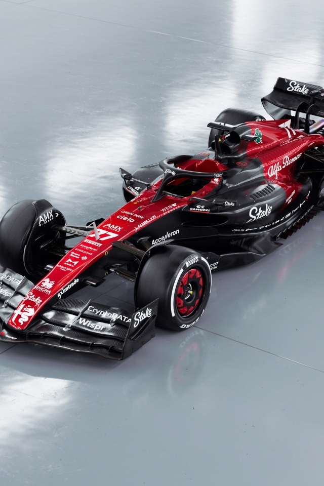 Гоночный автомобиль Alfa Romeo C43 F1 2023 на сером фоне