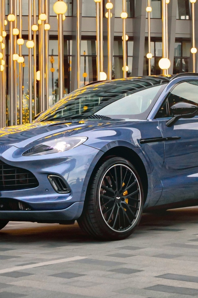 Автомобиль Aston Martin DBX у здания