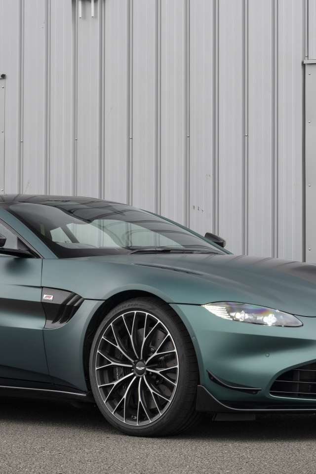 Красивый автомобиль Aston Martin Vantage F1 Edition 2023 года у серой стены