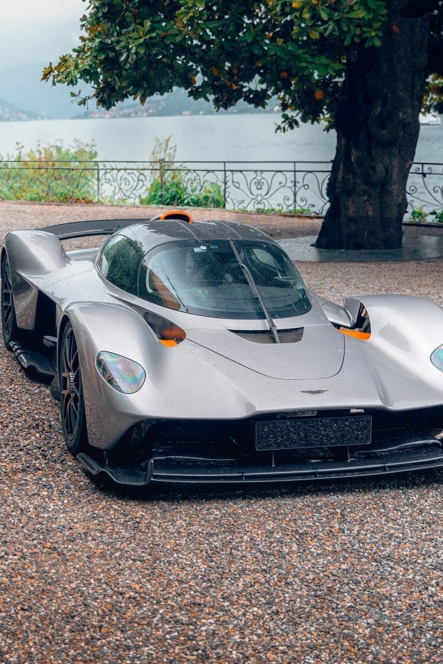 Быстрый автомобиль Aston Martin Valkyrie