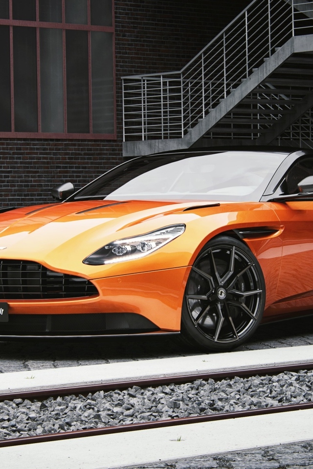 Оранжевый автомобиль Aston Martin DB11
