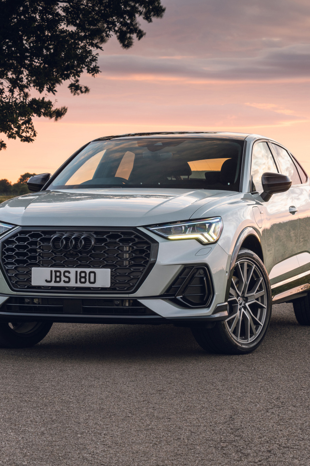 Автомобиль Audi Q3, 2021 года на дороге
