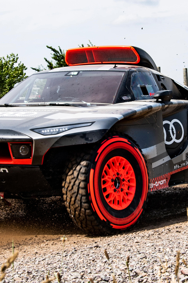 Спортивный внедорожник Audi RS Q E-Tron 2022 года