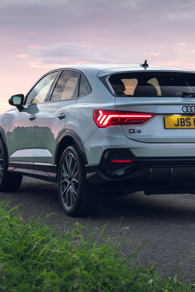Автомобиль Audi Q3, 2021 года вид сзади