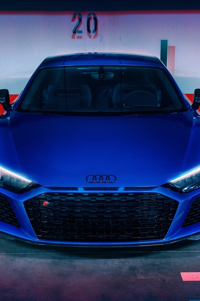 Автомобиль  Audi R8 вид спереди