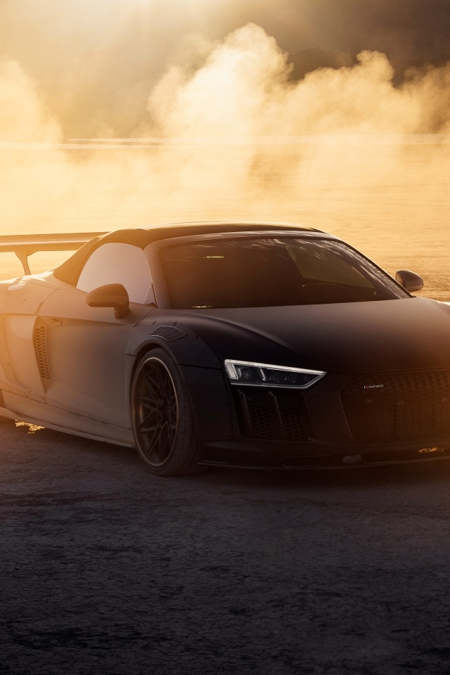 Автомобиль Audi R8 в облаке пыли