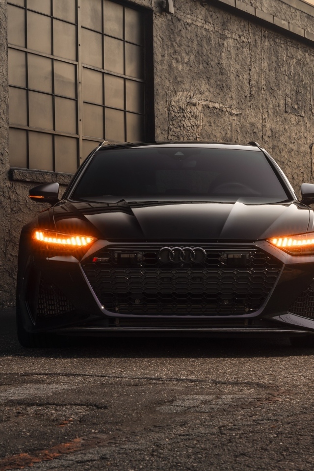 Черный автомобиль Audi RS7 у стены