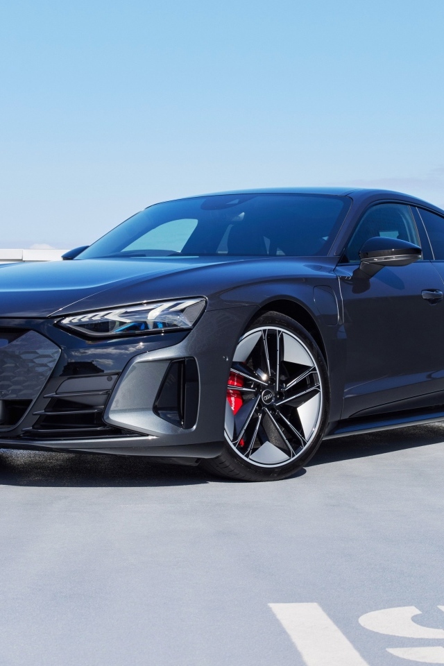 Черный автомобиль Audi RS E-Tron GT 2023